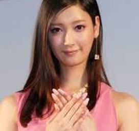 2026年流行色 ピンク パーソナルカラー 菜々緒